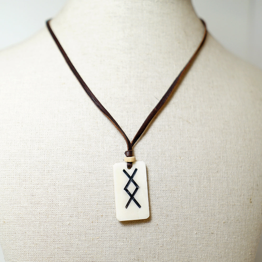 Colgante de Hueso con Runa Inguz