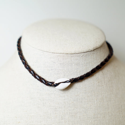 Collar de Cuero Trenzado con Concha Cauri