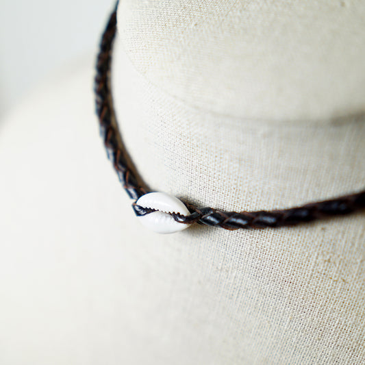 Collar de Cuero Trenzado con Concha Cauri