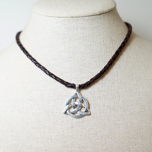 Collar de Cuero Trenzado con Triqueta