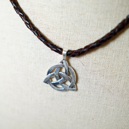 Collar de Cuero Trenzado con Triqueta