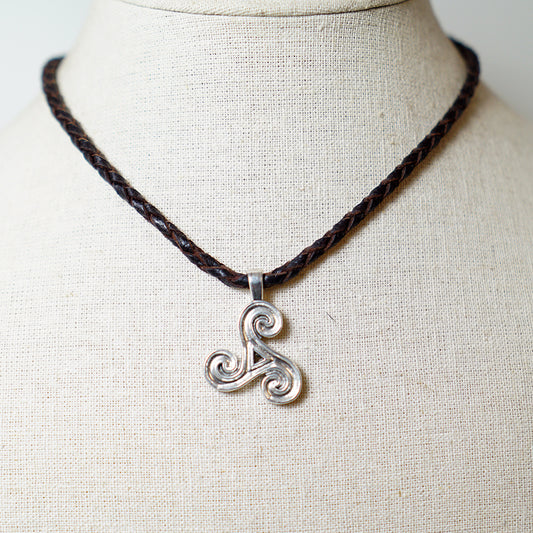 Collar de Cuero Trenzado con Trisquel