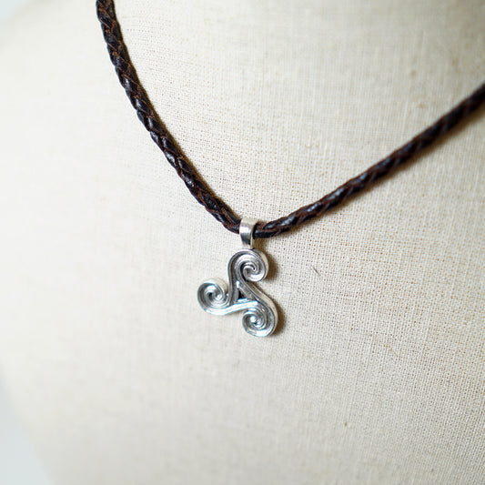 Collar de Cuero Trenzado con Trisquel