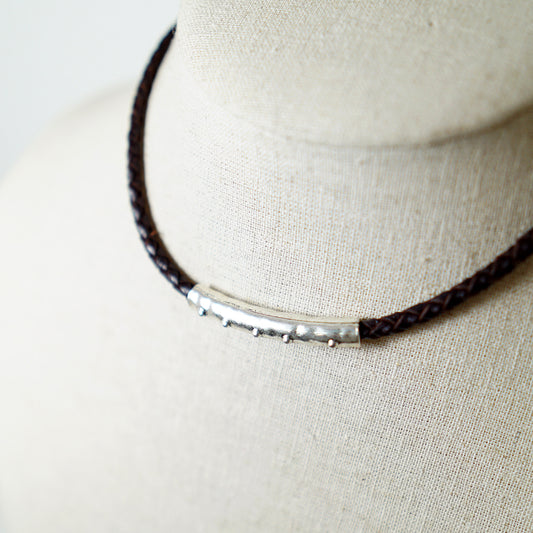 Collar de Cuero Trenzado con Tubo de Zamak