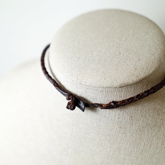 Collar de Cuero Trenzado con Tubo de Zamak