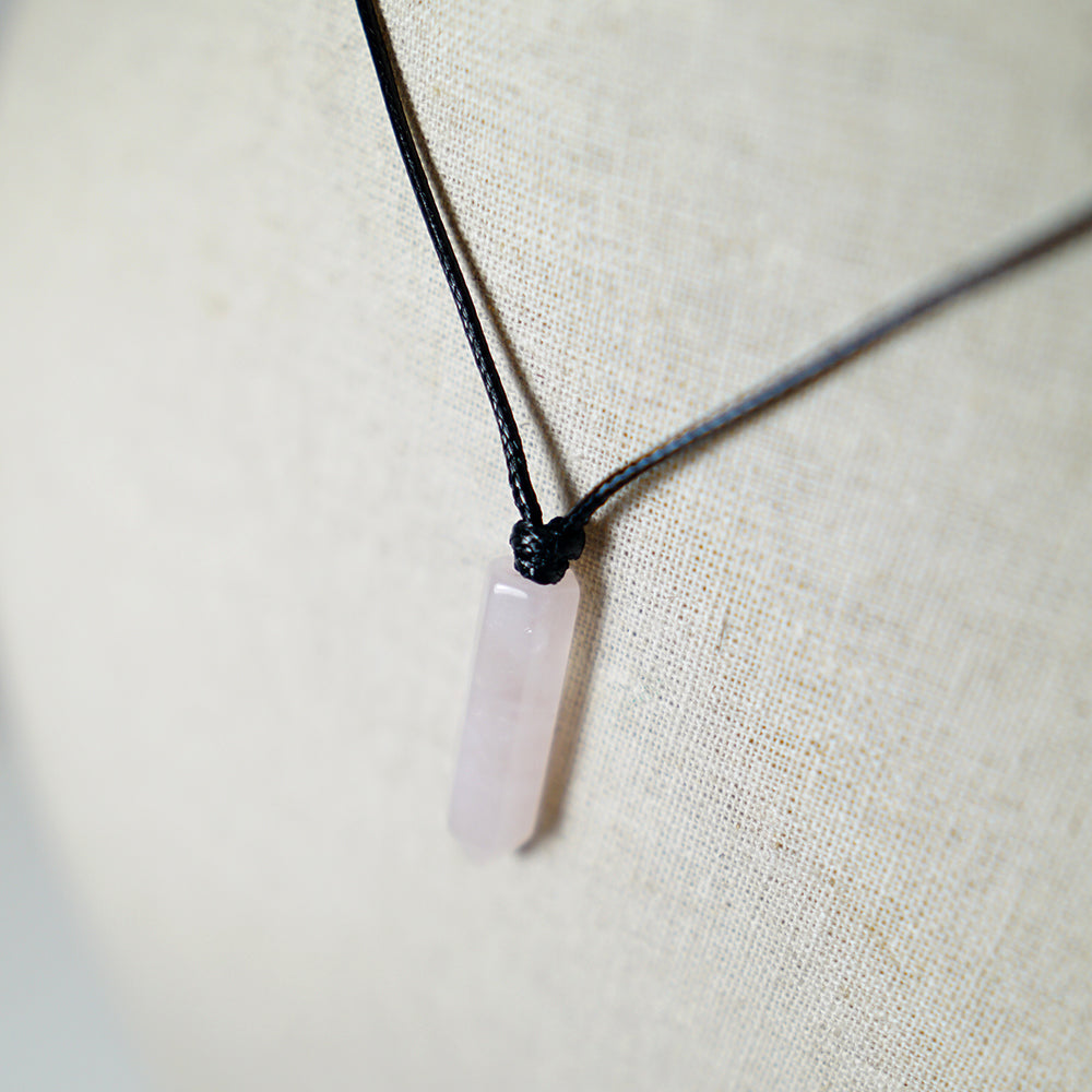 Colgante con Punta de Cuarzo Rosa