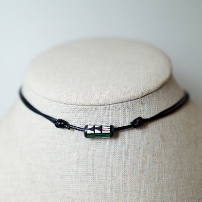 Colgante con Cuenta Tribal Verde y Negra