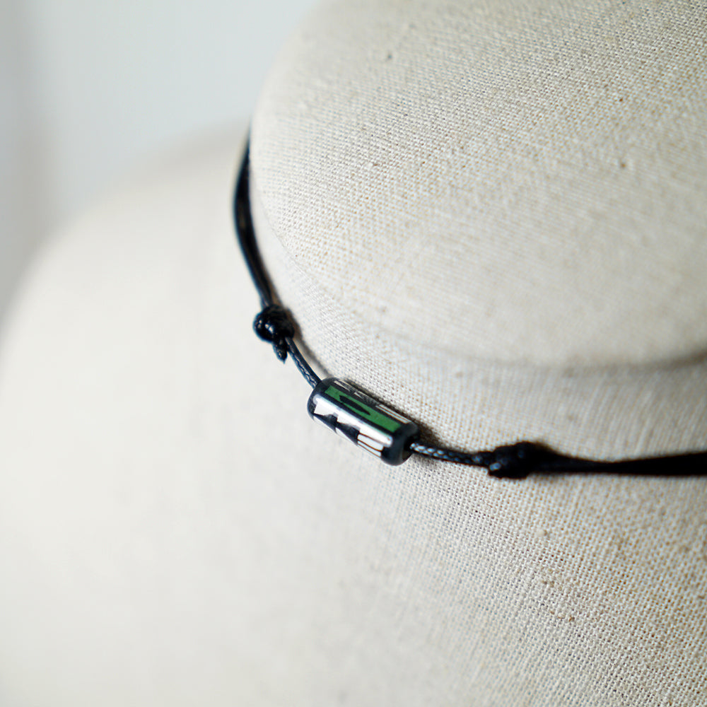 Colgante con Cuenta Tribal Verde y Negra