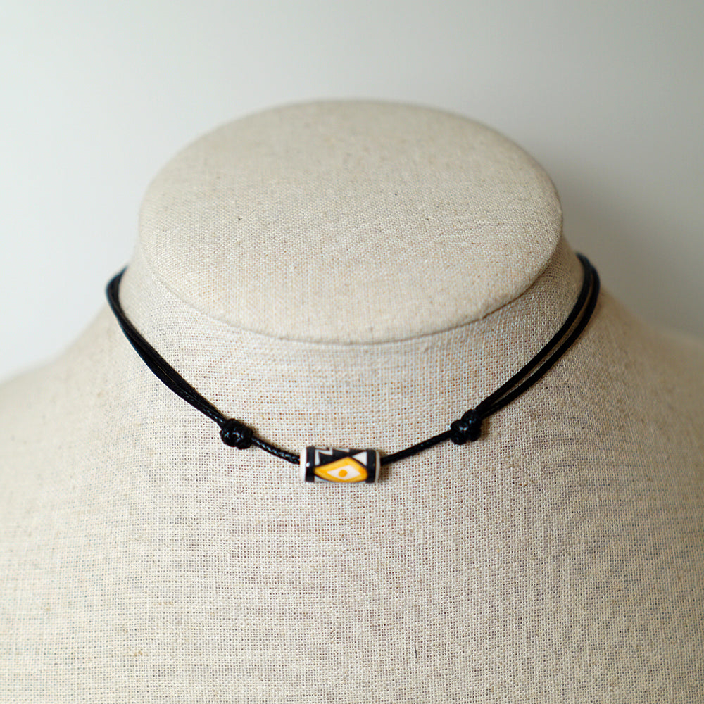 Colgante con Cuenta Tribal Negra y Naranja