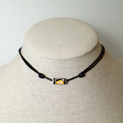 Colgante con Cuenta Tribal Negra y Naranja