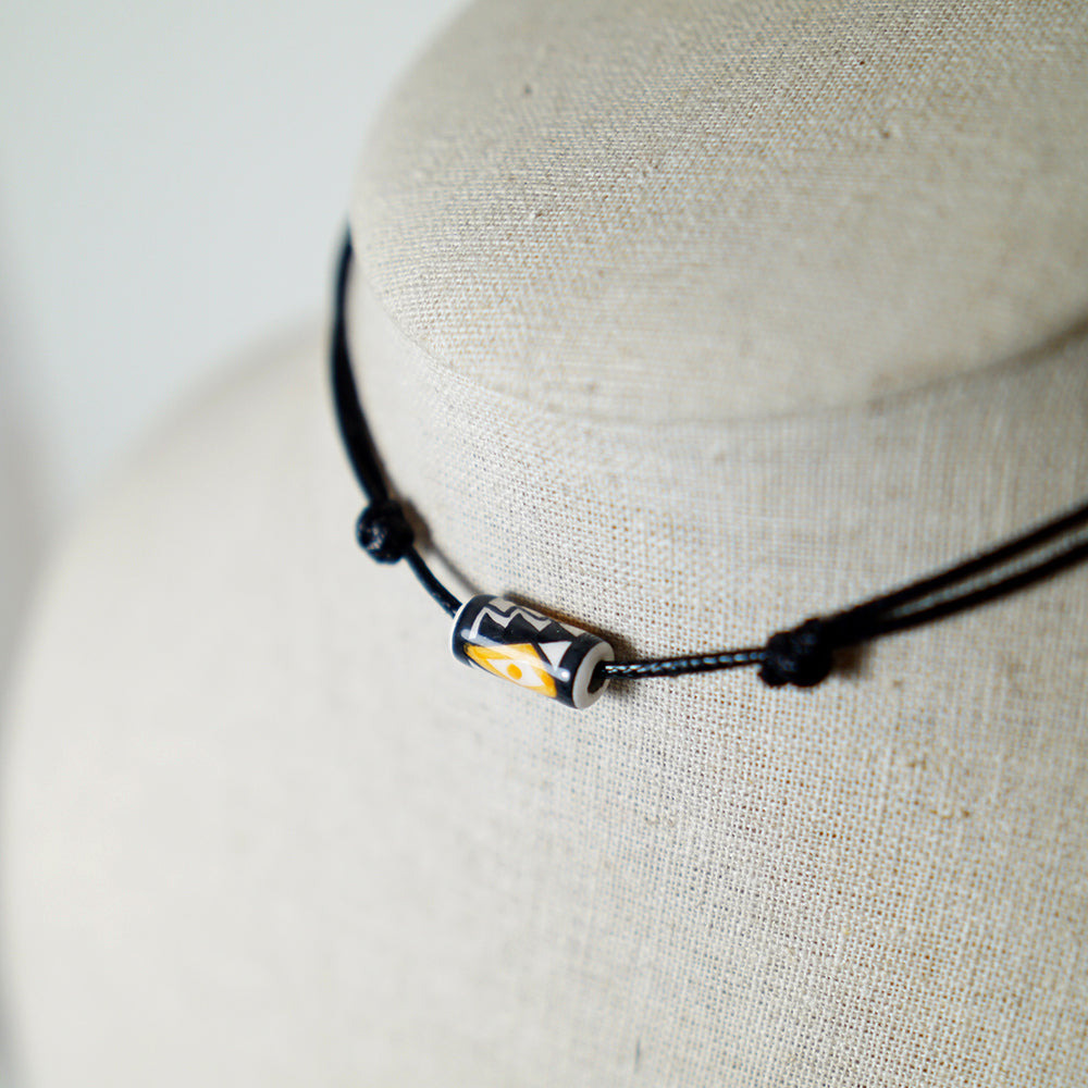 Colgante con Cuenta Tribal Negra y Naranja