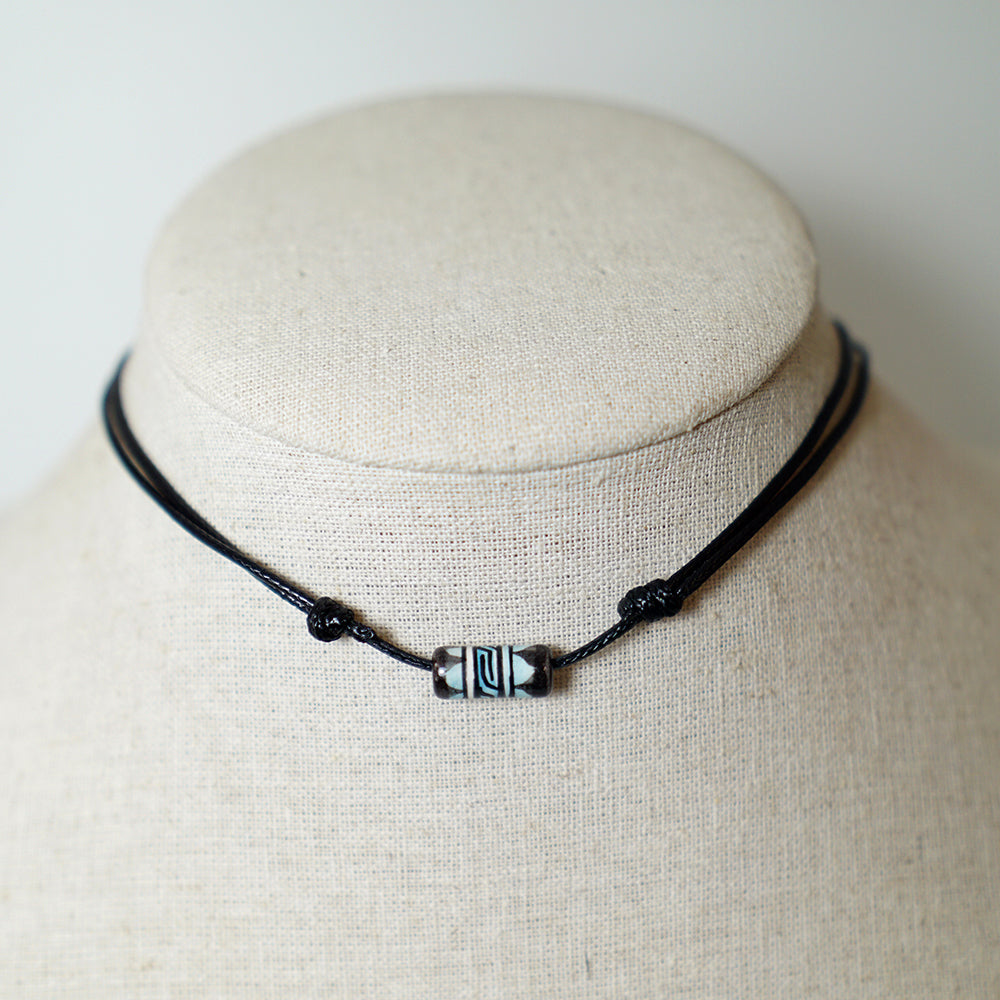 Colgante con Cuenta Tribal Azul y Negra