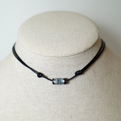 Colgante con Cuenta Tribal Azul y Negra