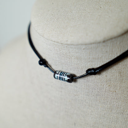 Colgante con Cuenta Tribal Azul y Negra