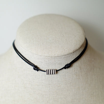 Colgante con Cuenta cilindro Rallas Negras