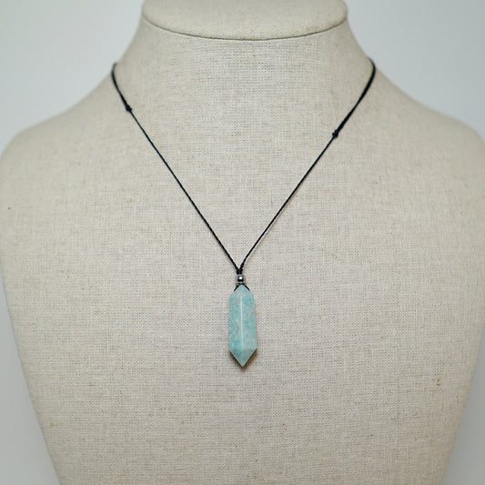 Colgante con Punta de Piedra de Amazonita y Bolita de Acero