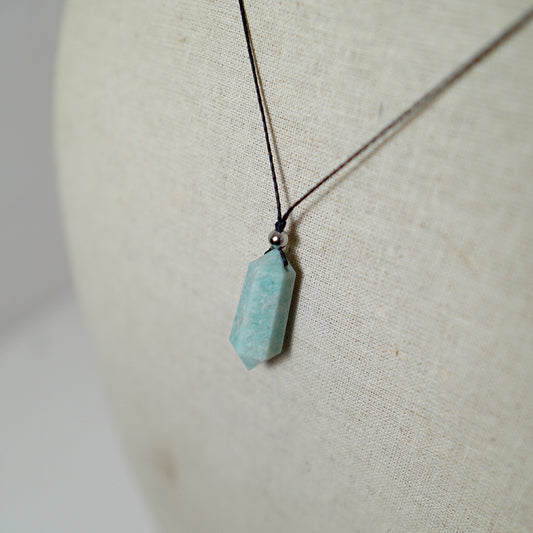 Colgante con Punta de Piedra de Amazonita y Bolita de Acero