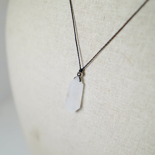 Colgante con Punta de Cuarzo y Bolita de Acero