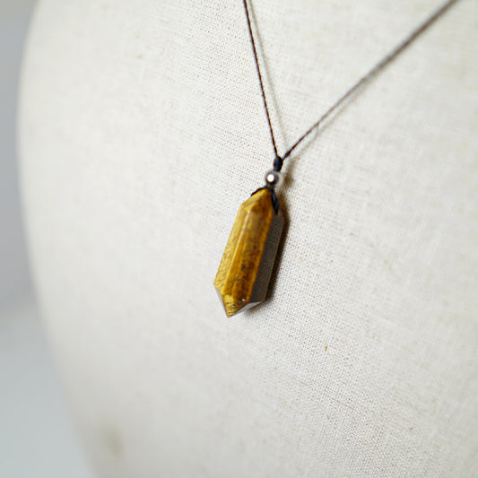 Colgante con Punta de Piedra de Ojo de Tigre y Bolita de Acero