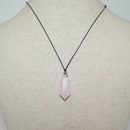 Colgante con Punta de Piedra de Cuarzo Rosa y Bolita de Acero