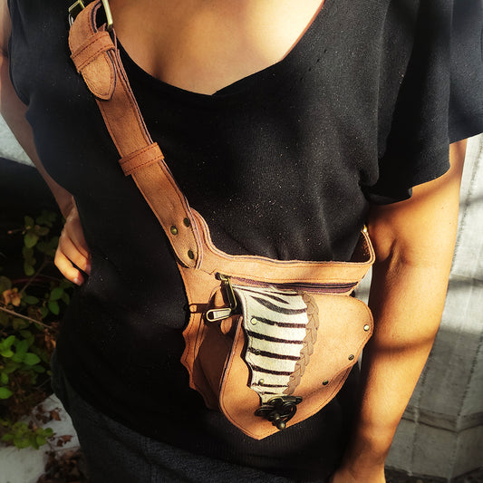 Riñonera de Cuero Marrón y Cebra