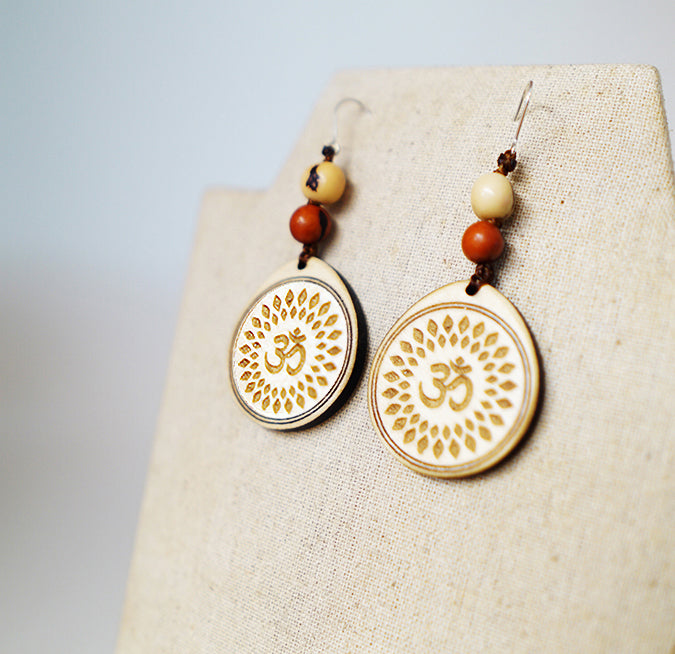 Pendientes Om Bolitas Madera Arce Trinity