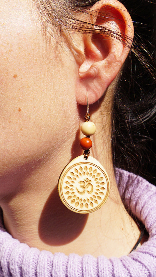 Pendientes Om Bolitas Madera Arce Trinity