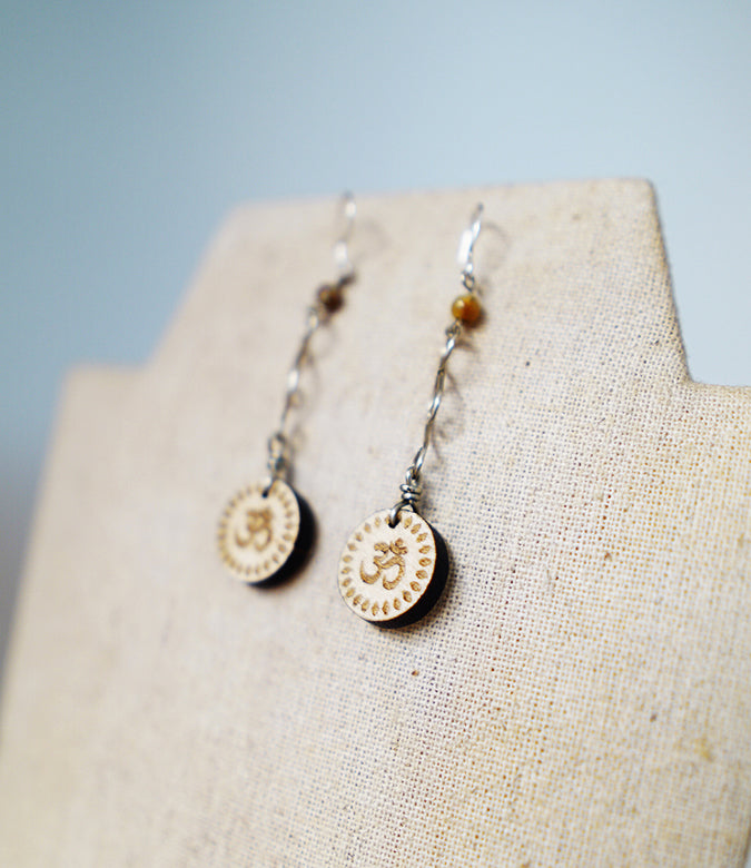 Pendientes Om Largos Madera Arce Trinity