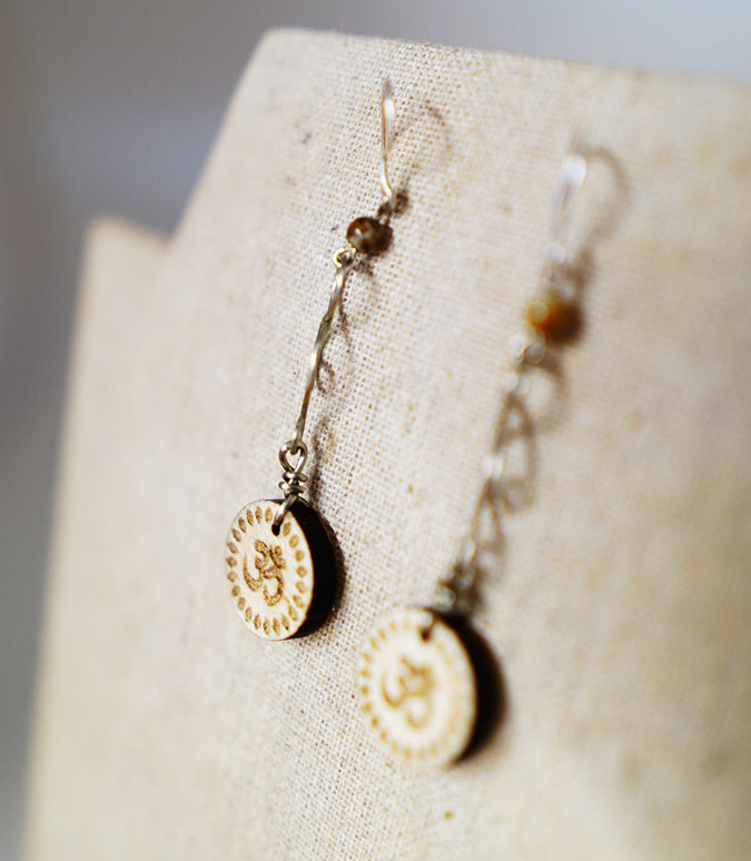 Pendientes Om Largos Madera Arce Trinity