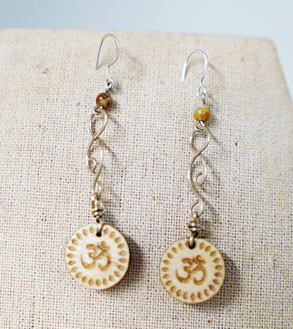 Pendientes Om Largos Madera Arce Trinity