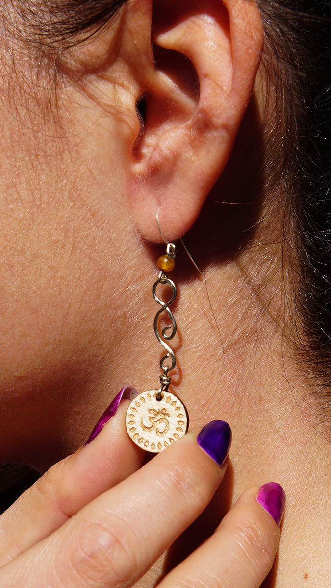 Pendientes Om Largos Madera Arce Trinity
